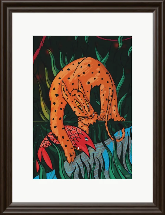 Tableau encadré bois foncé : un léopard orange tacheté penché au bord de l'eau attrape un poisson rouge, dans les hautes herbes de la jungle